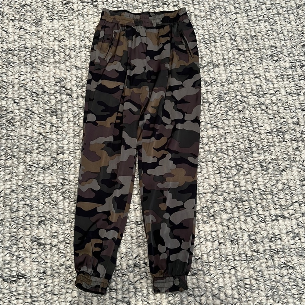 Intermix silk joggers camo